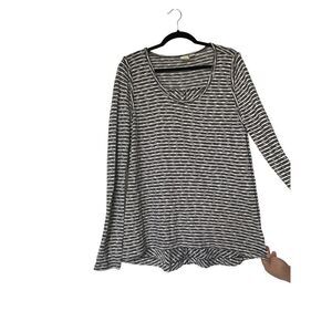 Lucy & Laurel White and Navy Lightweight Sweater